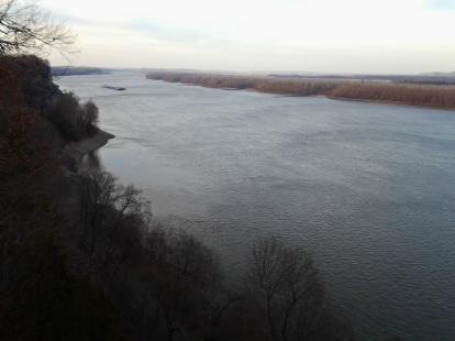 Trail of Tears State Park. Scenic overlooks of the Mississippi River at the end of Overloo