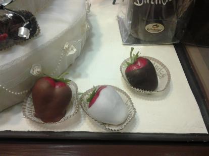 #food chocolate covered strawberries at schakolad