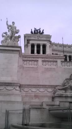 Altare della Patria. Two statues. The one on the right has a winged person on a chariot le